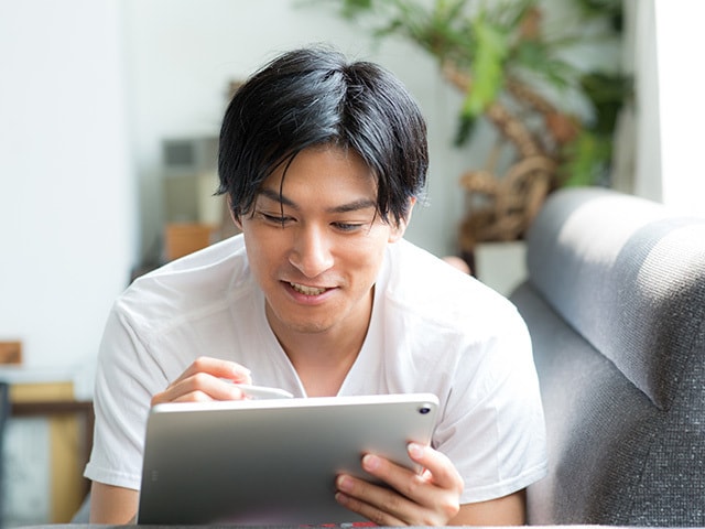 ボイトレ講座の動画レッスンをオンラインで受講する男性