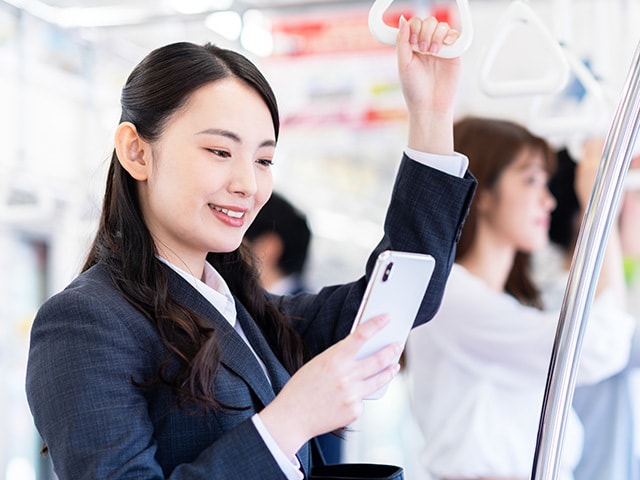 スマホでオンライン動画レッスンを受講する女性