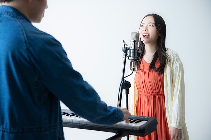 ボイストレーニングのレッスンを受ける女性