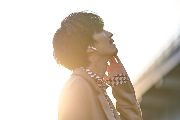 ボイトレ@マスターを聴きながら屋外で歌とボーカルレッスンをする男性