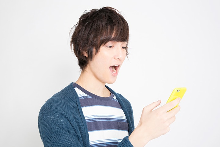 ボイトレ動画サイト「ボイトレ@マスター」で、歌いながら基礎を学ぶ男性